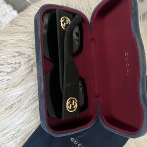 Women’s Gucci glasses with classy